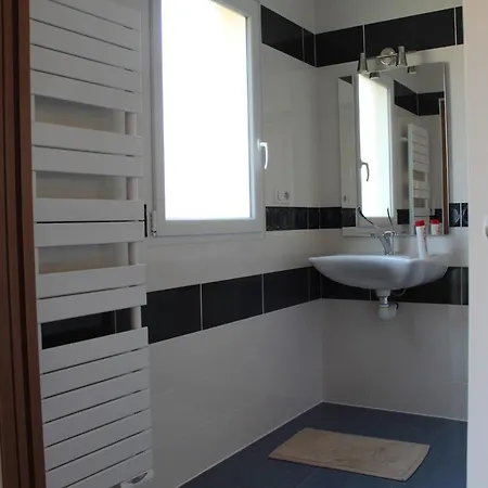 La Lyre Nocleg ze śniadaniem *